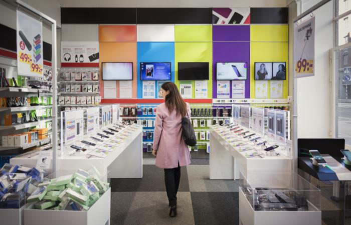 cliente em corredor de loja de eletrodomésticos