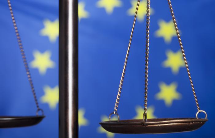 balança sobre fundo da bandeira da UE