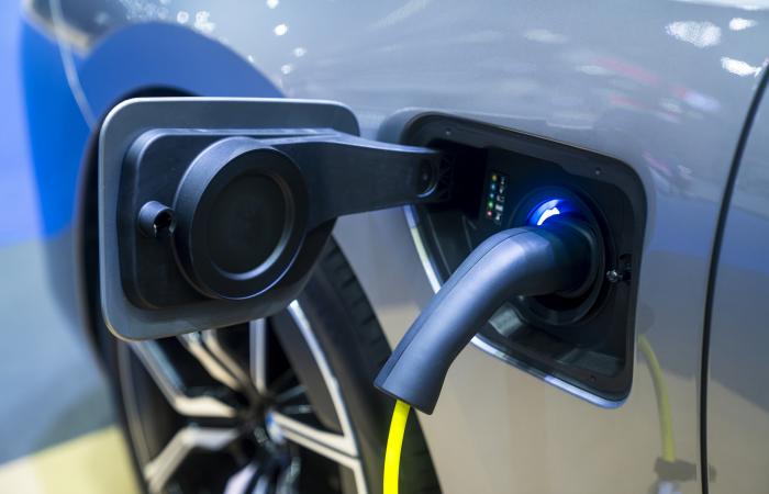 carregador elétrico de carro azul