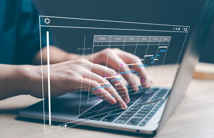 mãos a teclar em portátil