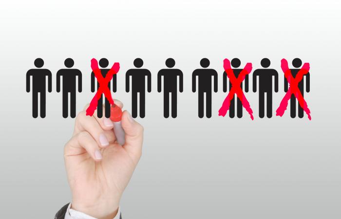 mão a desenhar cruzes vermelhas