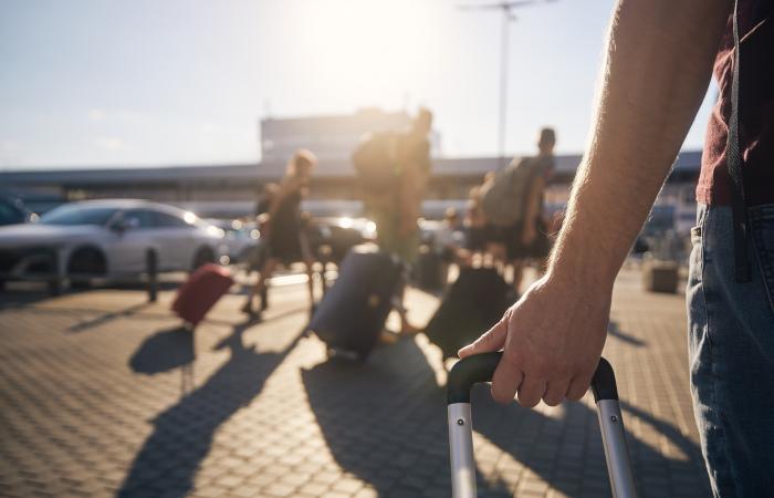 viajantes a chegarem a aeroporto