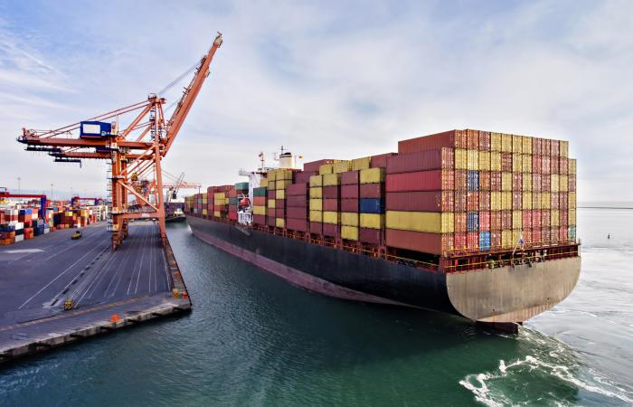 navio de contentores em porto