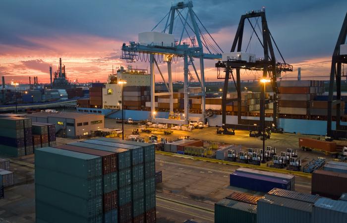 porto marítimo ao pôr-do-sol