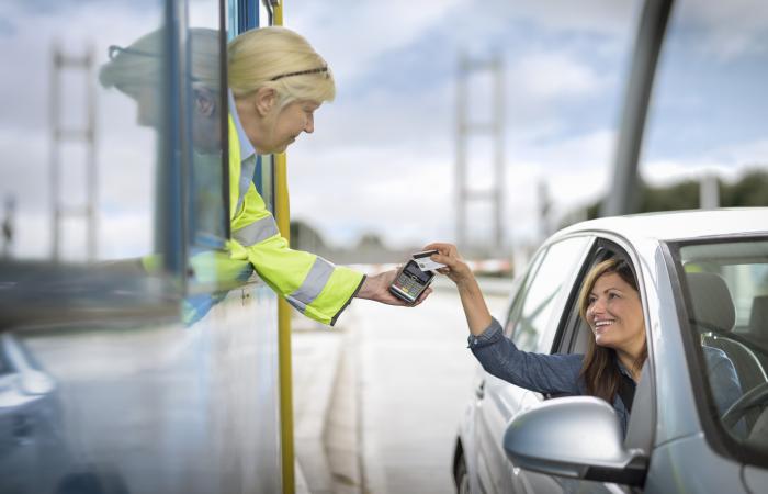 automobilista a pagar em portagem