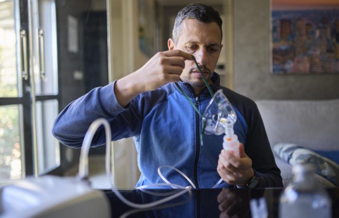 homem a manusear máquina de oxigénio