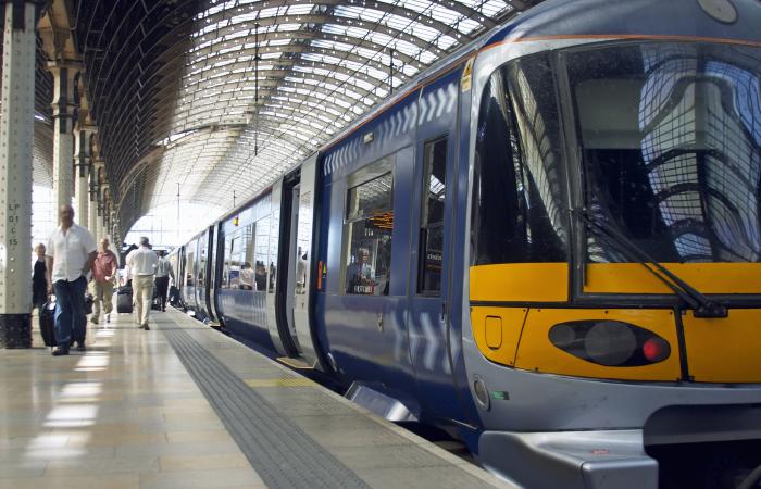 estação de comboios com passageiros