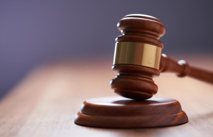 imagem de martelo simbolizando tribunal